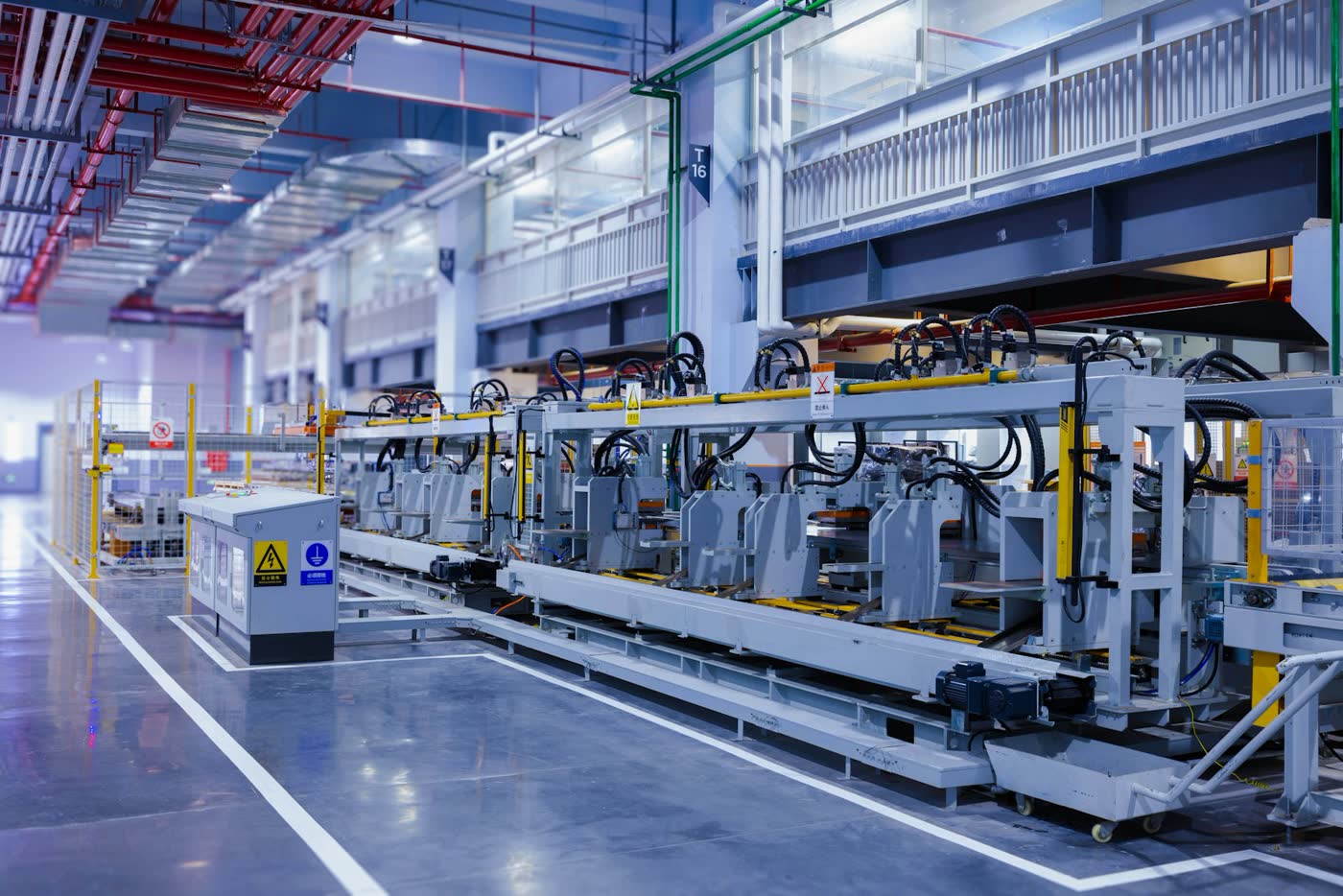 Linha de produção automatizada numa fábrica moderna